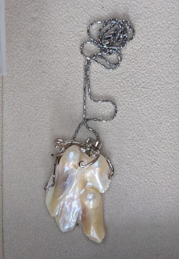 Anhänger Mother of Pearl (Perlmutt) Circa 4 cm. mit Kette