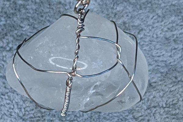 Anhänger Bergkristall circa 3,5 cm mit versilberte Draht gefasst mit versilberte Kette