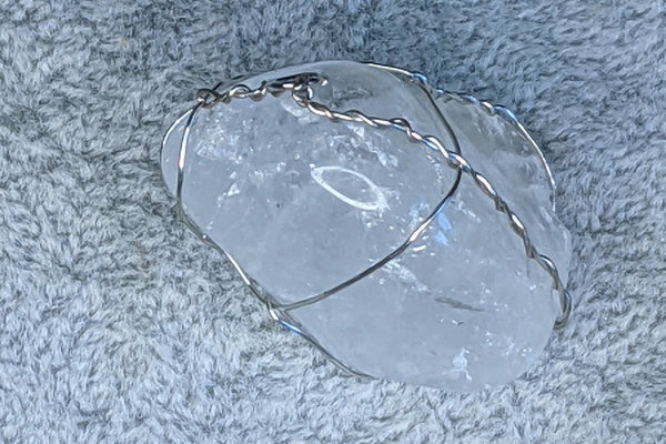 Anhänger Bergkristall circa 3,5 cm mit versilberte Draht