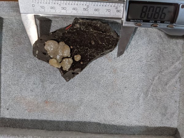 Calcit auf Basalt ca.113gr. und ca. 8,7cm